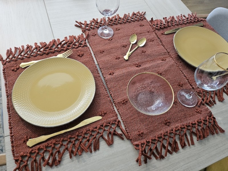 1 conjunto de individuais artesanais 45x30 cm + 1 caminho de 73cm x 50 cm - cor tijolo - 100% algodão